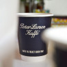 Doppelwandiger Pappbecher mit 'Peter Larsen Kaffe' Logo