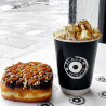 Schwarzer doppelwandiger Pappbecher mit 'Black Box Donuts' Logo